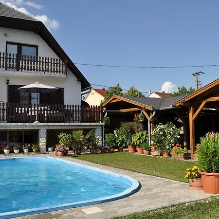 Cyrano Vendeghaz Guest house *