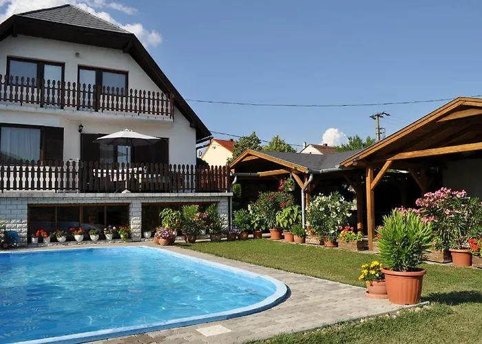 Cyrano Vendeghaz בית הארחה 3*